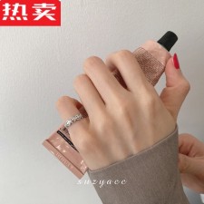 女生左手小指戒指(女生左手小指戴戒指的含义)