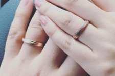 订婚戒指需要常带吗(订结婚戒指戴哪个手指)