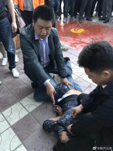 包含华人救援队法国街头制服歹徒的词条